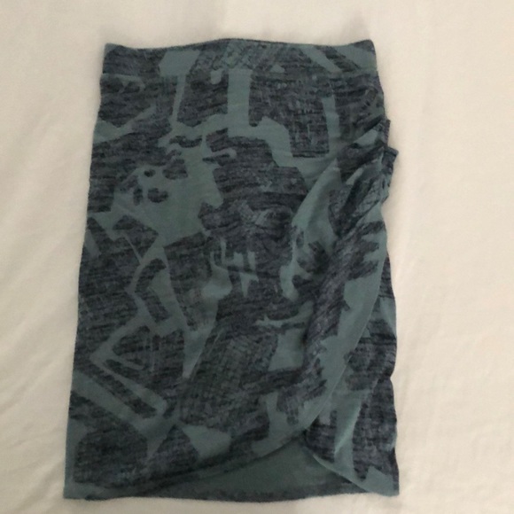 Aritzia ruched skirt size medium - Picture 6 of 6